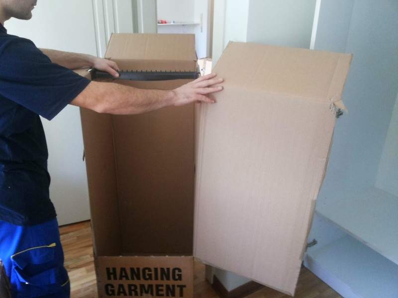 Pakovanje Stvari u Kartonske Kutije